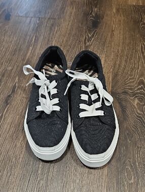 Toms Casual Black Canvas Sneaker with White Laces